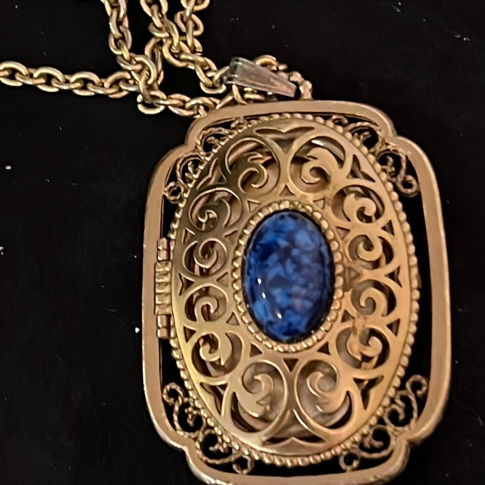 Large vintage Avon perfume locket pendant & necklace 28”